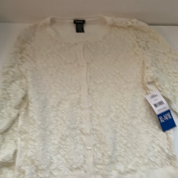 A girls sweater with lace on the front and buttons - Picture 2 of 4